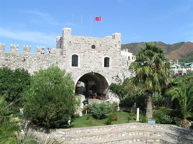 This image has an empty alt attribute; its file name is Marmaris_Castle.jpg