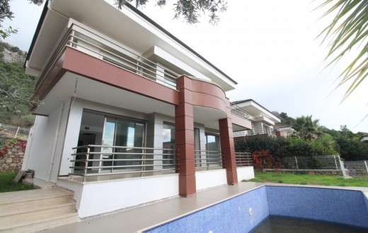 Detached Villa with pool for sale